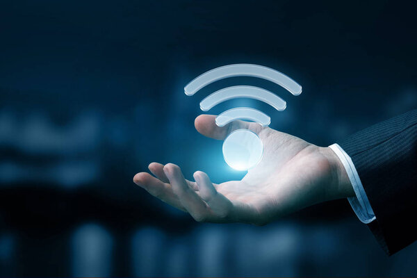 Рука бизнесмена показывает символ WIFI
 .