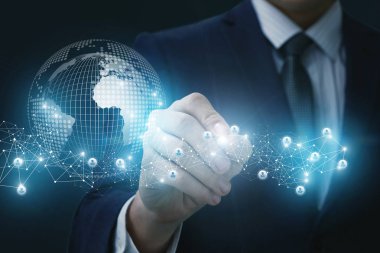 İşadamı bağlantı küresel bir ağ çizer .