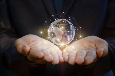 Ellerde küresel ağ.