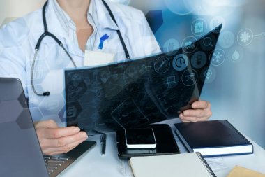Doktor için x-ışını resim görünüyor .
