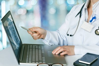 Belgili tanımlık laptop doktor bakar .