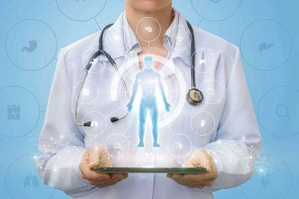 Docteur sur la tablette montre un hologramme d'un homme  . — Photo