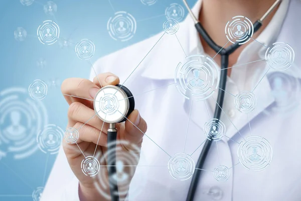 Médico diagnosticar pacientes na rede da rede  . — Fotografia de Stock