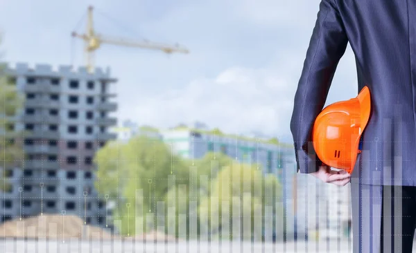 Un investisseur avec un casque à la main  . — Photo