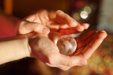 Dünya küresi ellerinde..