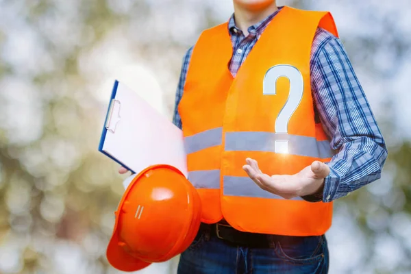 Bauunternehmer beantwortet Fragen . — Stockfoto