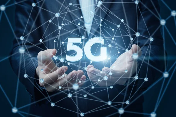 Affärsman visar symbolen 5g. — Stockfoto