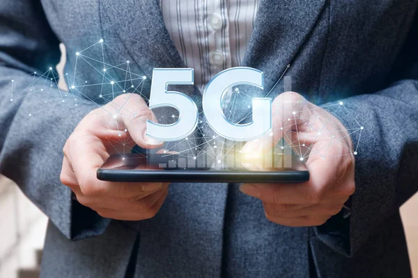 Affärskvinna visar symbolen 5g. — Stockfoto