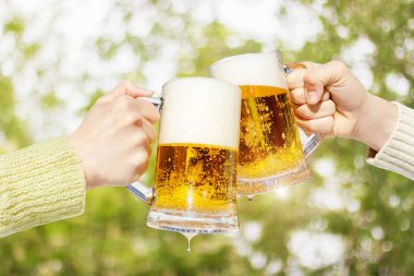 Bira bardakları tokuşturup.