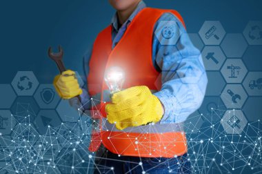 Tamirci ile yanan ampul ve bir İngiliz anahtarı.