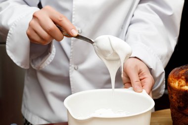 Şef şanti protein inceler .