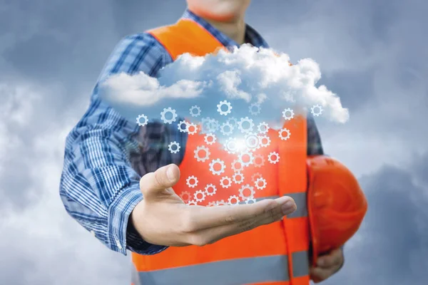 Reparateur in den Händen zeigt den Prozess der Einrichtung einer Cloud . — Stockfoto