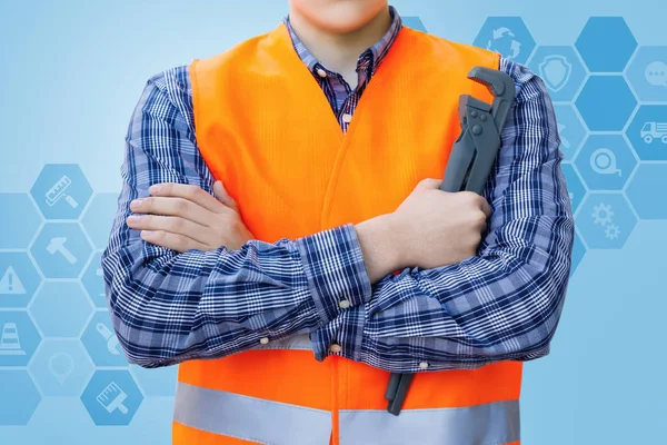 Reparaturhelfer mit Schraubenschlüssel in der Hand. — Stockfoto