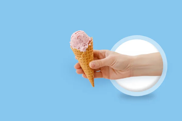 Es krim cone di tangan . — Stok Foto