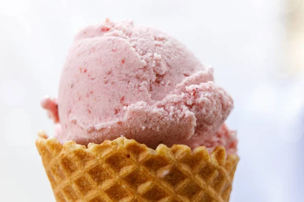 Ice cream strawberry macro . — Stock Photo, Image