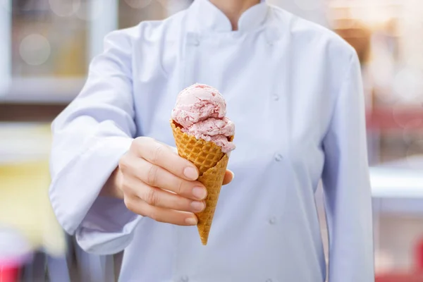 Chef muestra un cono de helado  . —  Fotos de Stock