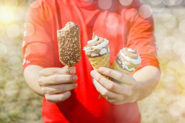 Erkeklerin elinde farklı dondurma .