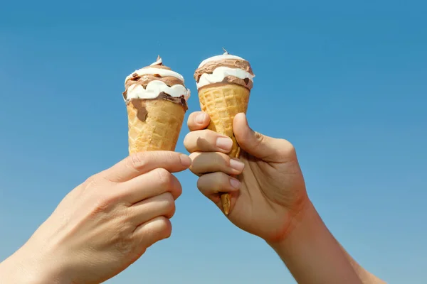 Mani con gelato  . — Foto Stock