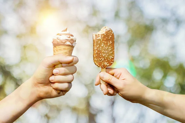 Gelato in mano. — Foto Stock