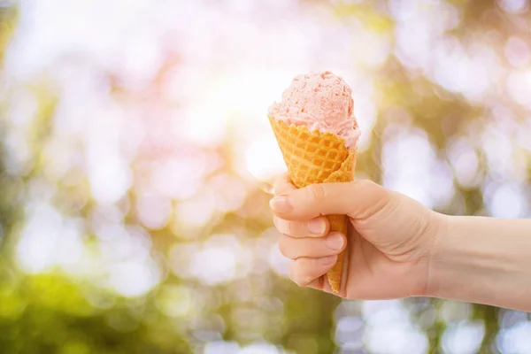 Hand with ice cream in hand .