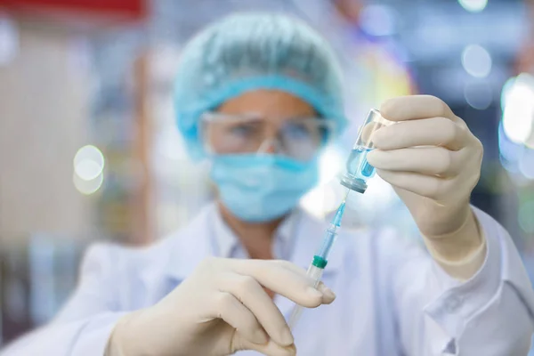 Médico ganando medicamento en la jeringa . — Foto de Stock