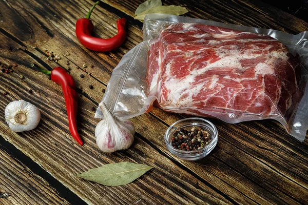 A carne é embalada em um saco de vácuo  . — Fotografia de Stock