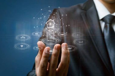 Akıllı evin yapısını gösteren iş adamı .