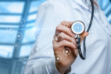 Doktor tıbbi bakımın yapısını dinler. .