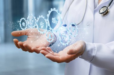 Doktor bir ambulansın mekanizmasını gösteriyor..