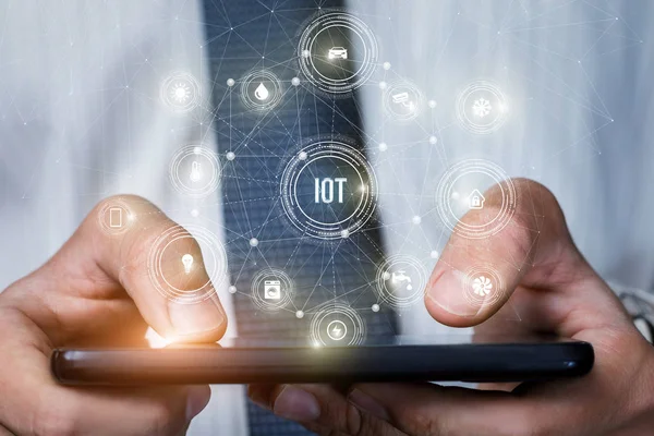 Affärsman arbetar med internet of things system på en mobil . — Stockfoto