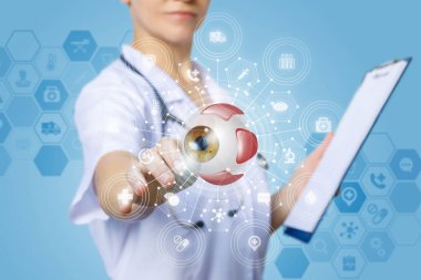 Doktor göz modelini tıklatır. .