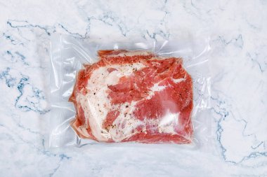 Vakumlu paketleme ile paketlenmiş et .