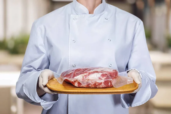 Koncepcja gotowania mięsa w technologii sous vide. — Zdjęcie stockowe