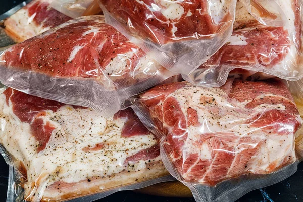 Carne confezionata in confezione sottovuoto . — Foto Stock