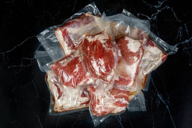 Vakum altında paketlenmiş et .