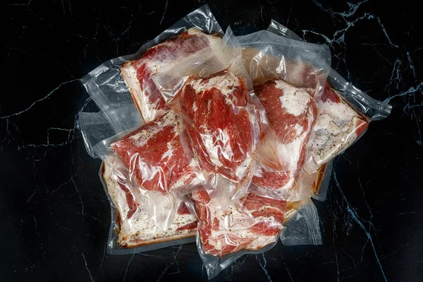 Κρέας συσκευασμένο υπό κενό . — Φωτογραφία Αρχείου