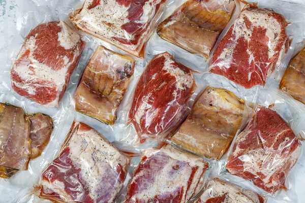 Viel Fleisch und Fisch im Vakuum verpackt . — Stockfoto