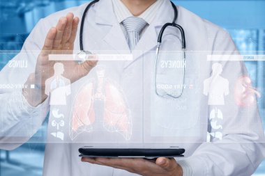 Doktor hasta verileriyle sanal ekran üzerinde çalışıyor..