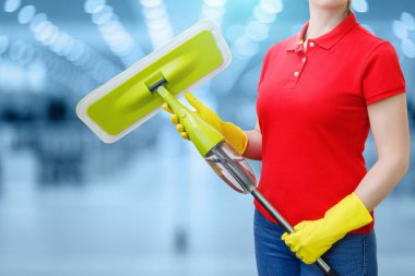Elinde paspasla temizlikçi kadın. .