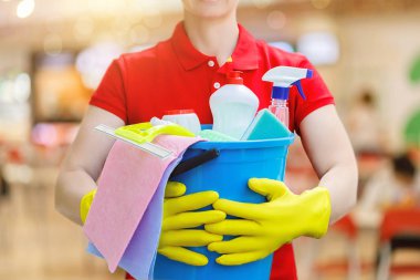 Bir kova ve temizlik ürünleri ile temizlik bayan .