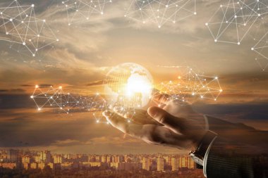 Bir işadamının elleri küresel bir ağı destekliyor .