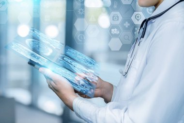 Doktor manyetik rezonans görüntülerine bakıyor..