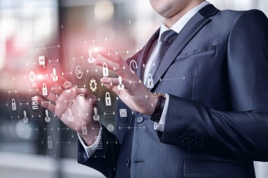 Sanal ekranda çalışan iş adamı .