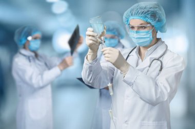 Doktor serum hazırlıyor. .