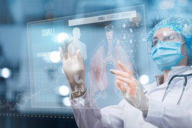 Doktor hastanın akciğerleriyle sanal bilgisayar ekranı üzerinde çalışıyor. .
