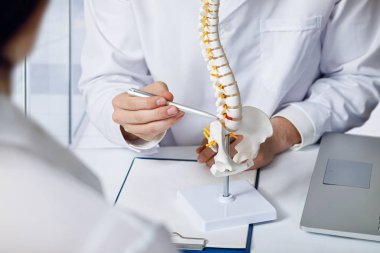 Doktor omurgasında omurgalar arası fıtık olduğunu gösteriyor..