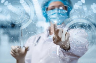 Doktor sanal ekrandaki mide simgesine tıklıyor..