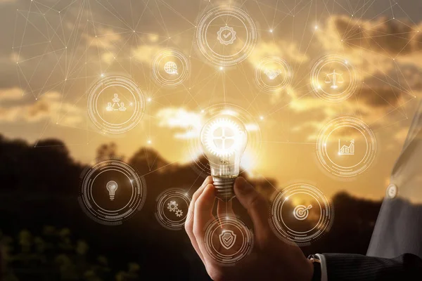 革新的なビジネスアイデアの概念 ビジネスマンは電球を示しています燃焼装置を内部に — ストック写真