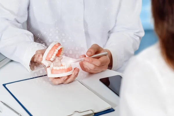 Médico Explica Paciente Cómo Proteger Los Dientes Caries Dental — Foto de Stock