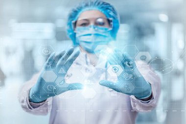 Tıptaki yenilikçi teknolojiler kavramı. Doktor simgelerle birlikte sanal bir ekranda çalışır.